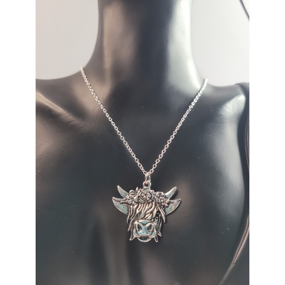 Highland Cow Necklace Silver Tone Floral Crown Cow Pendant Necklace Farmhouse We